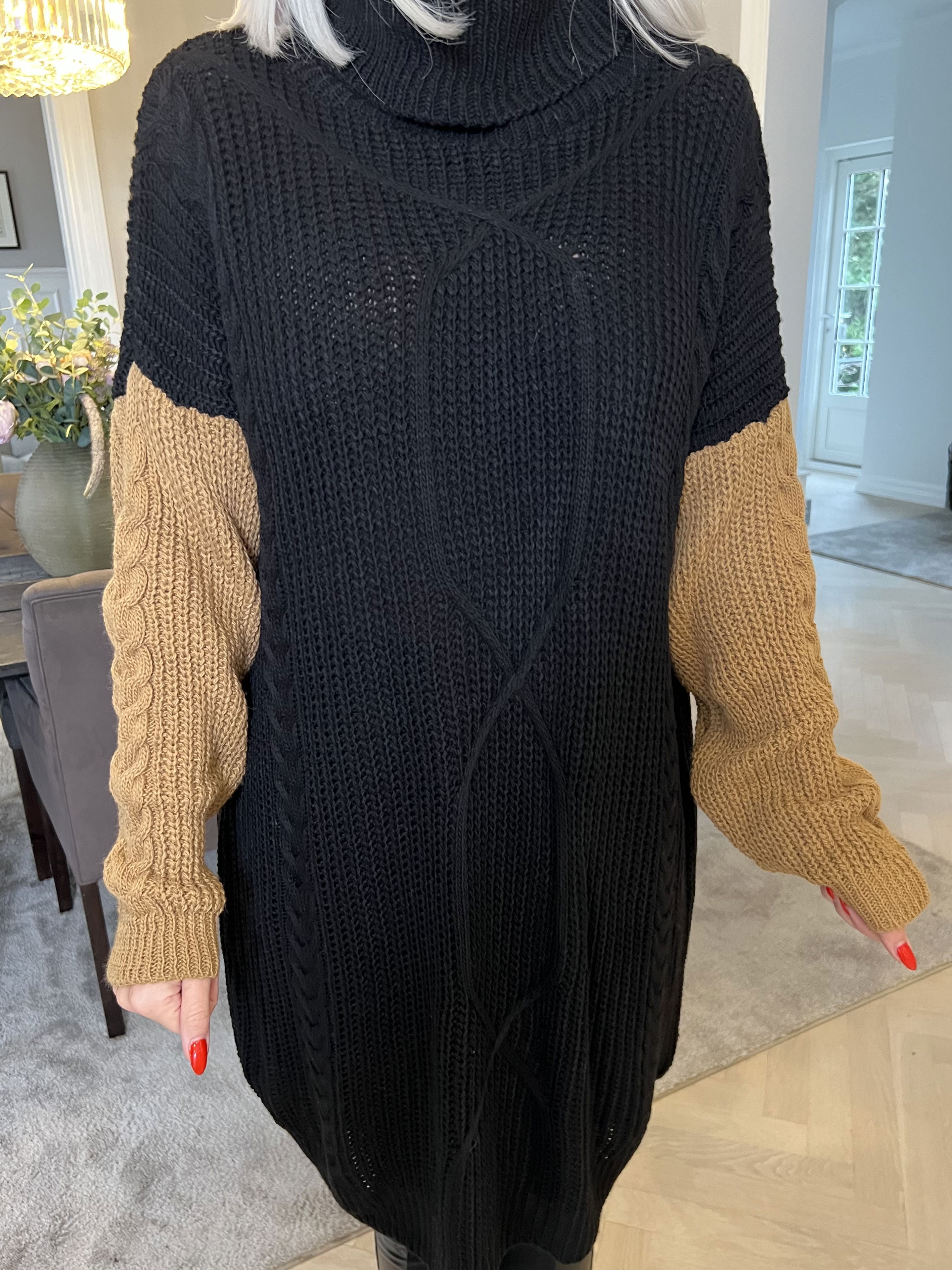 Tenna - Tofarvet kjole i kabelstrik